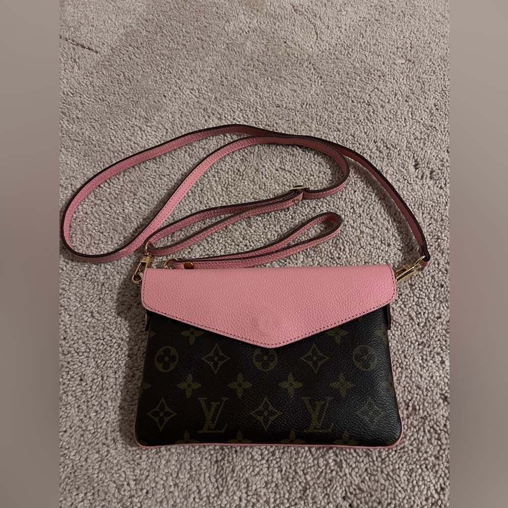 Louis Vuitton Pouch Clutch Crossbody Wallet on chain in Pink